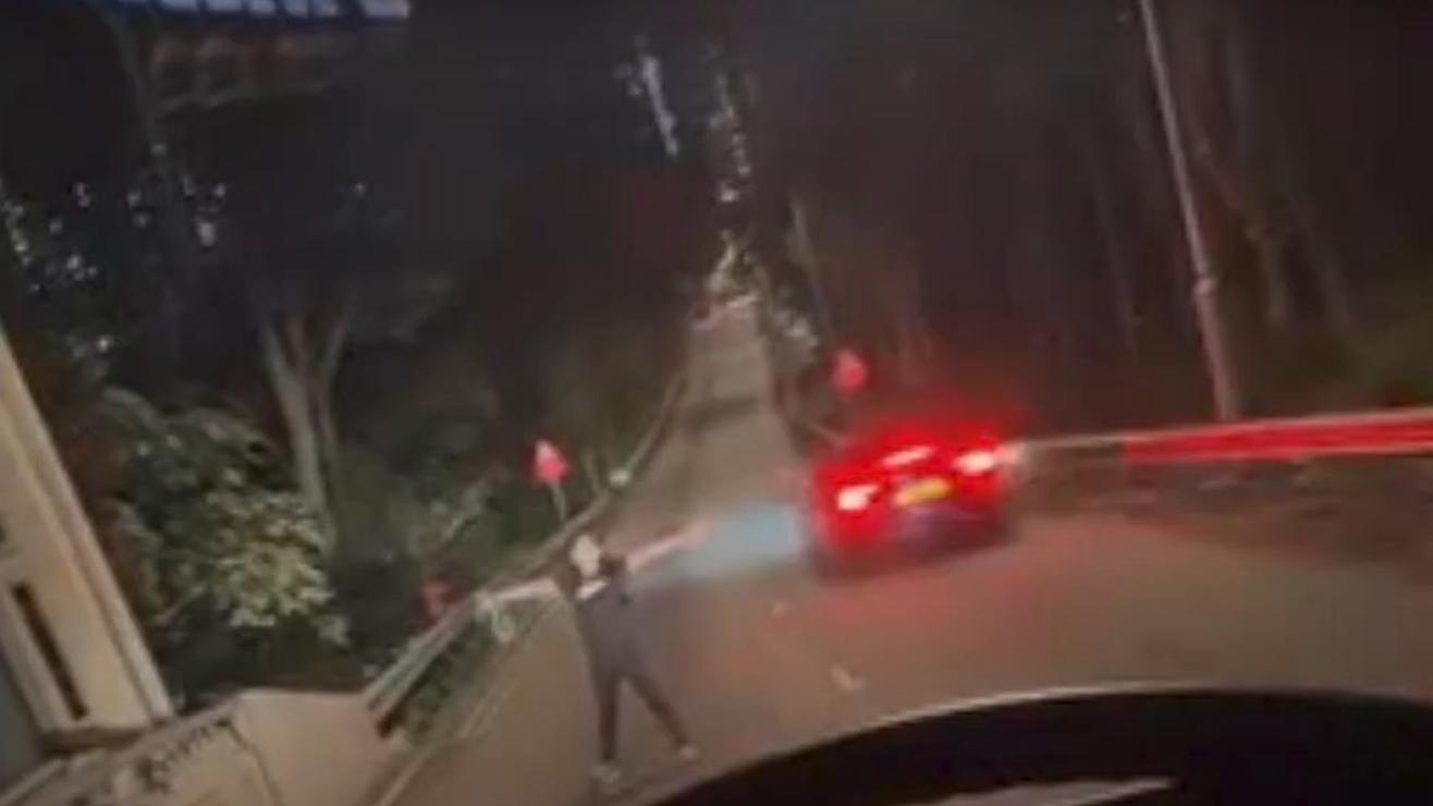 車Cam直擊｜黑衣婦黑夜公路「大字型」截巴士