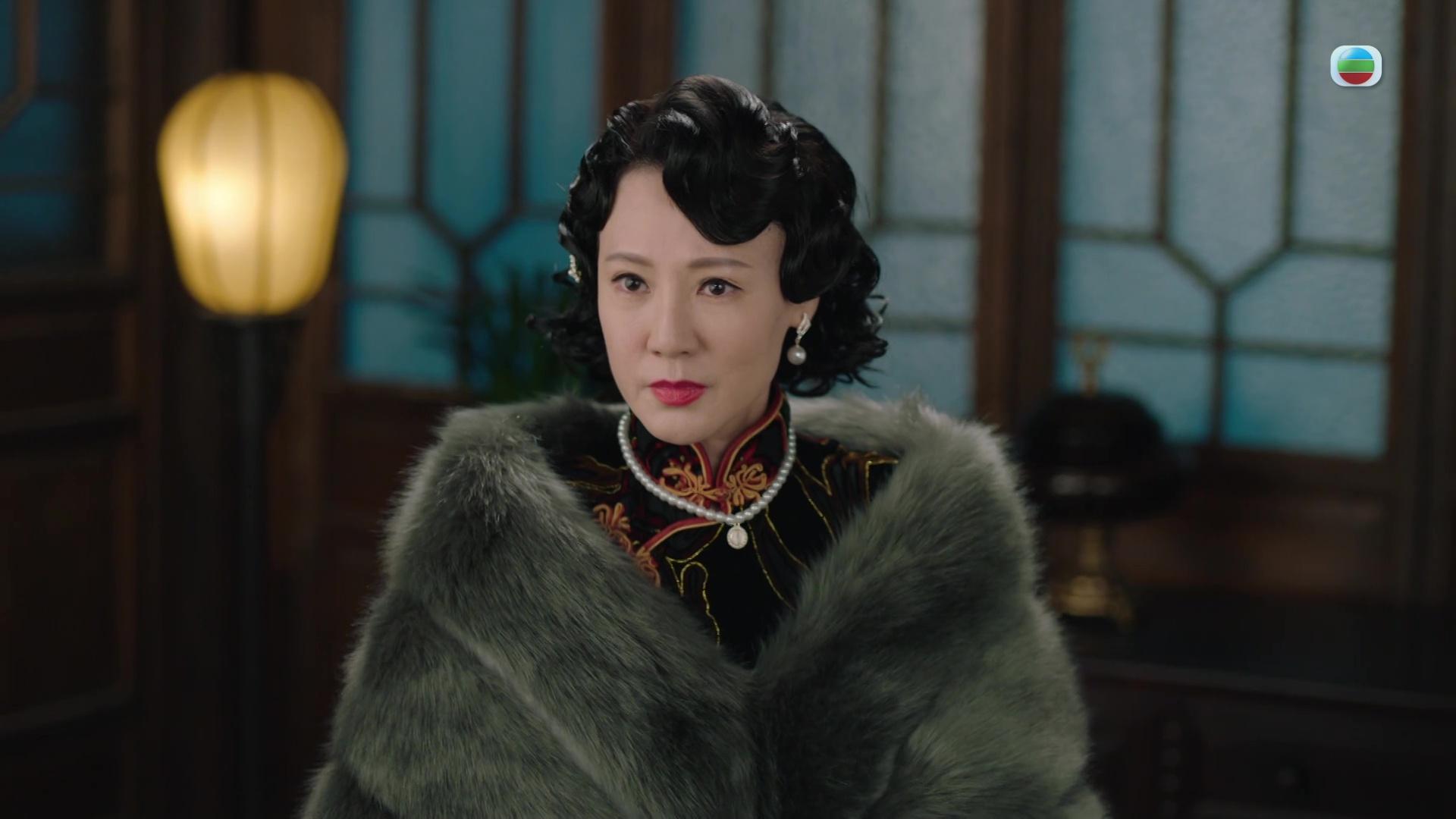 52歲康華民初貴氣造型亮相《巾幗梟雄之懸崖》 手揸四物業封圈中隱形富婆