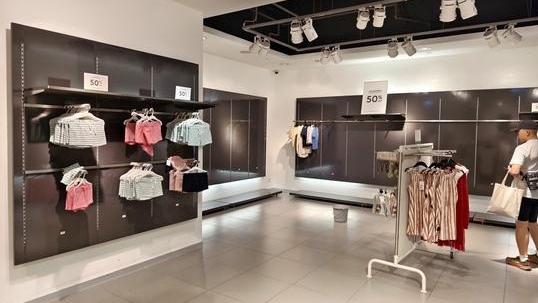 剩餘的貨品亦減至半價出售。（網上圖片）