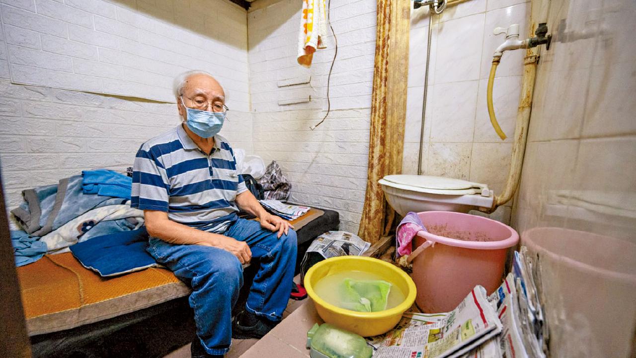 批新界過渡屋配套不足 七旬漢寧住床頭對馬桶劏房