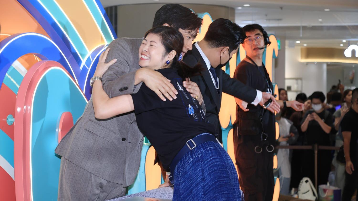 幸運fans能夠擁抱崔始源，綻放出燦爛笑容。