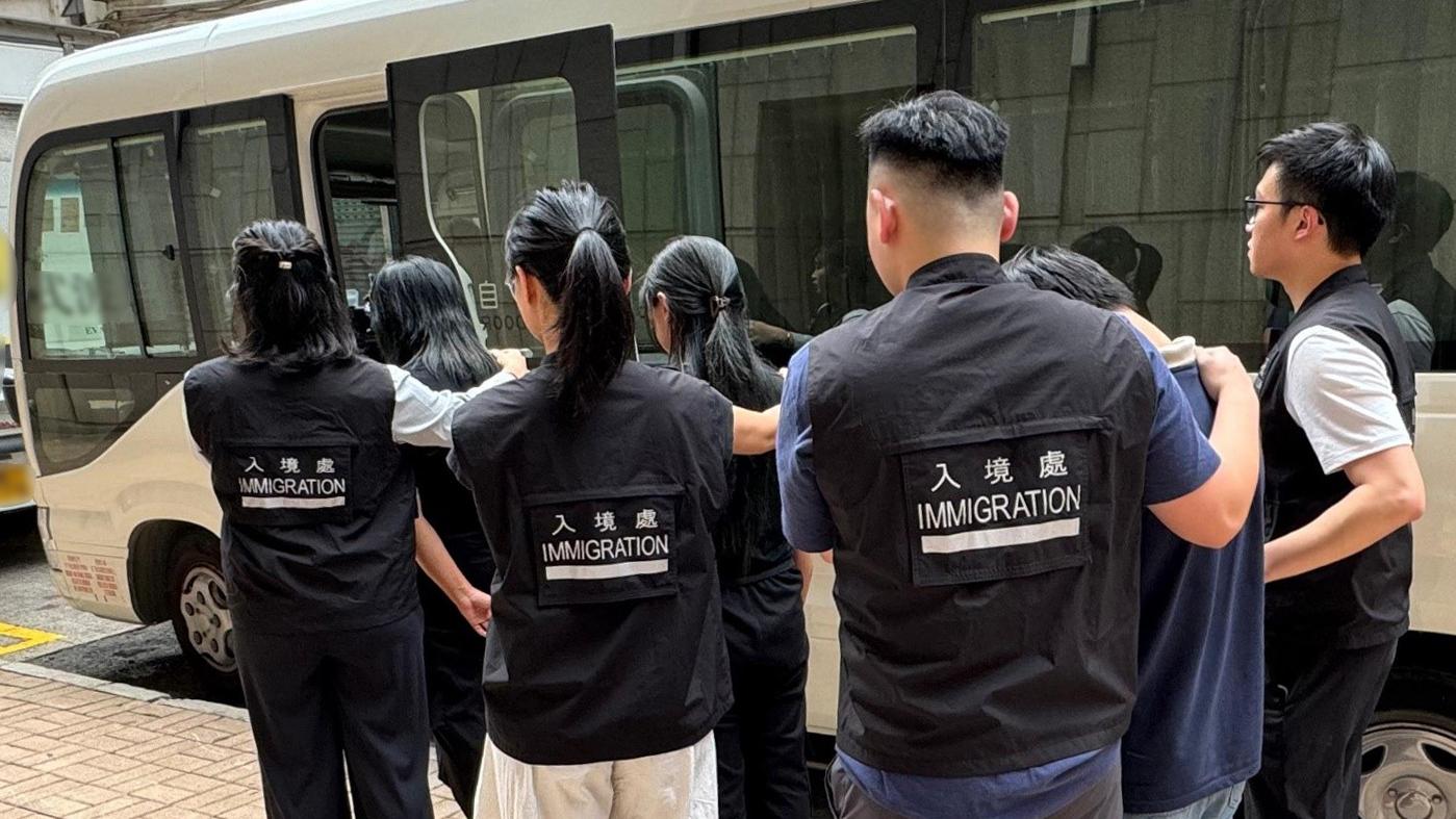 入境事務處於10月7日至昨日一連三日在全港多區展開反非法勞工行動，分別是代號「機靈行動」、「曙光行動」、與及聯同香港警務處執行的「冠軍行動」和「風沙行動」。圖示懷疑非法勞工在行動中被捕。(政府新聞處)