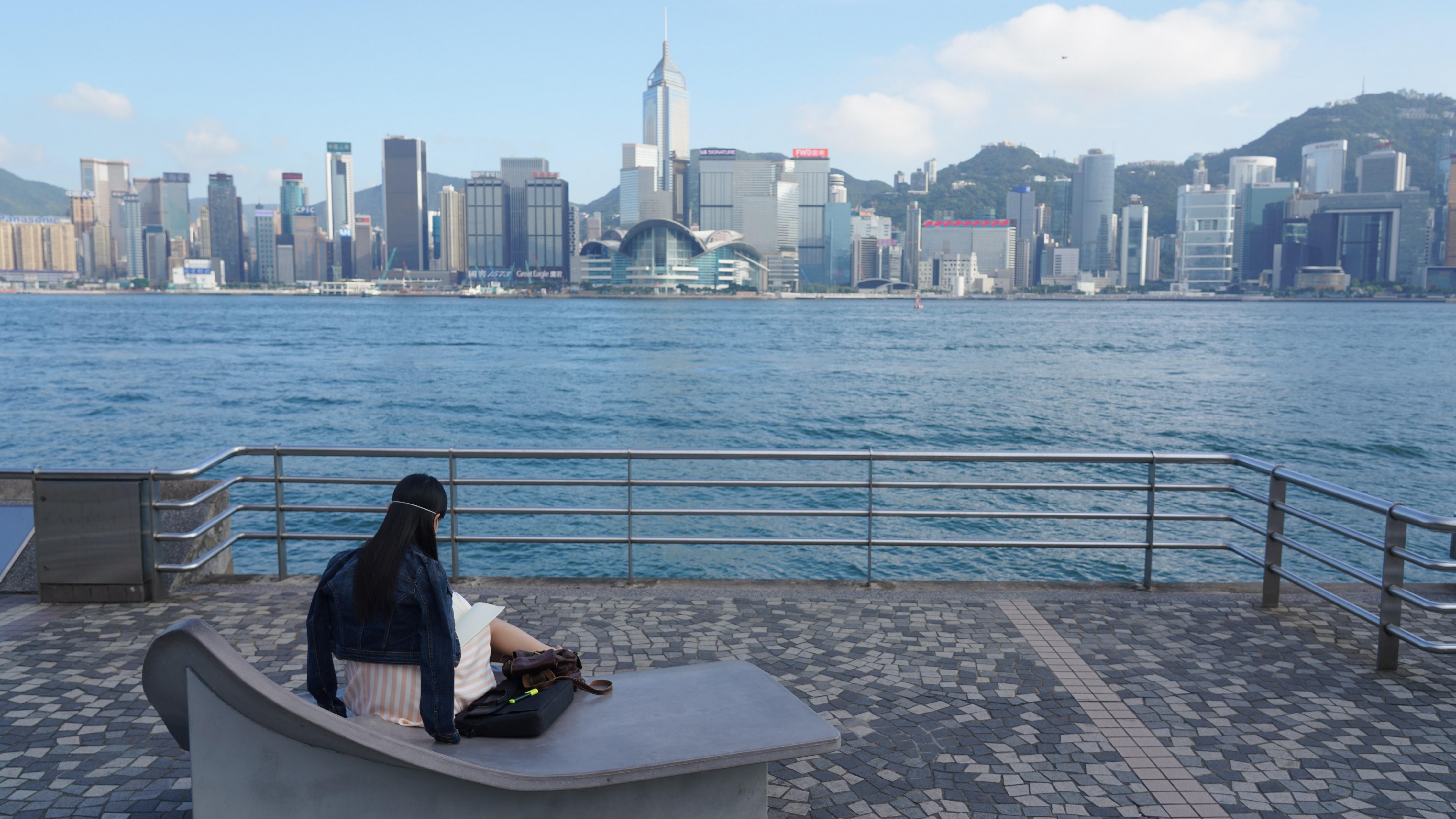 調查：35%港人最近收入增加 惟44%受訪者稱經濟正衰退