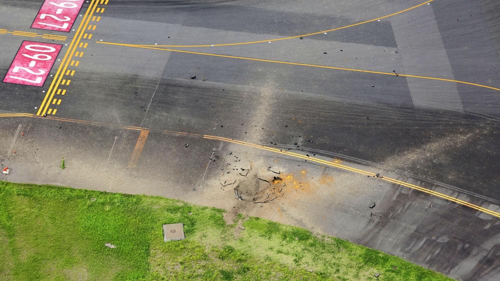 日本宮崎機場早前出現二戰未爆炸彈突然爆炸事故。(路透社)