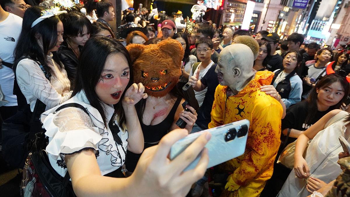 萬聖節前夕，大批市民悉心「扮鬼扮馬」到蘭桂坊慶祝狂歡。