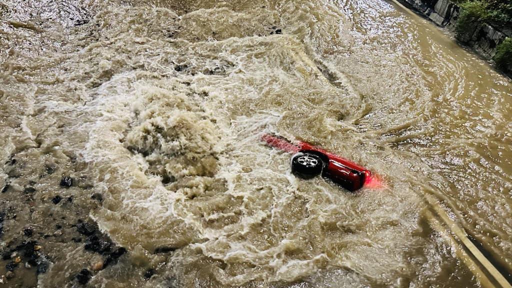 長沙灣爆水管兼路陷 的士墮坑被淹沒