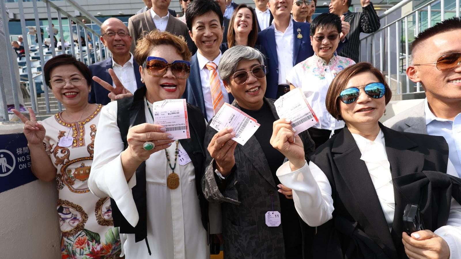 肥媽入馬場有斬獲大晒金牛 與黑妹韋綺珊一齊拉頭馬