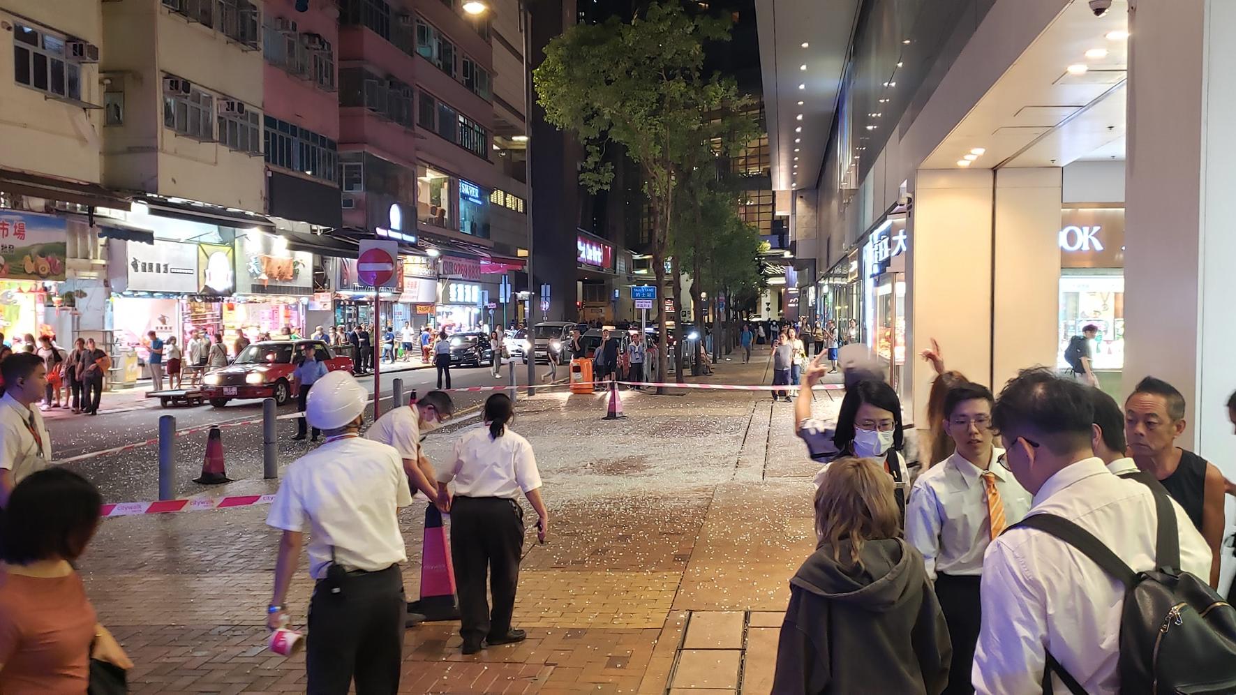 玻璃碎片散落一地。(FB「Jacko Tang@香港突發事故報料區及討論區」)