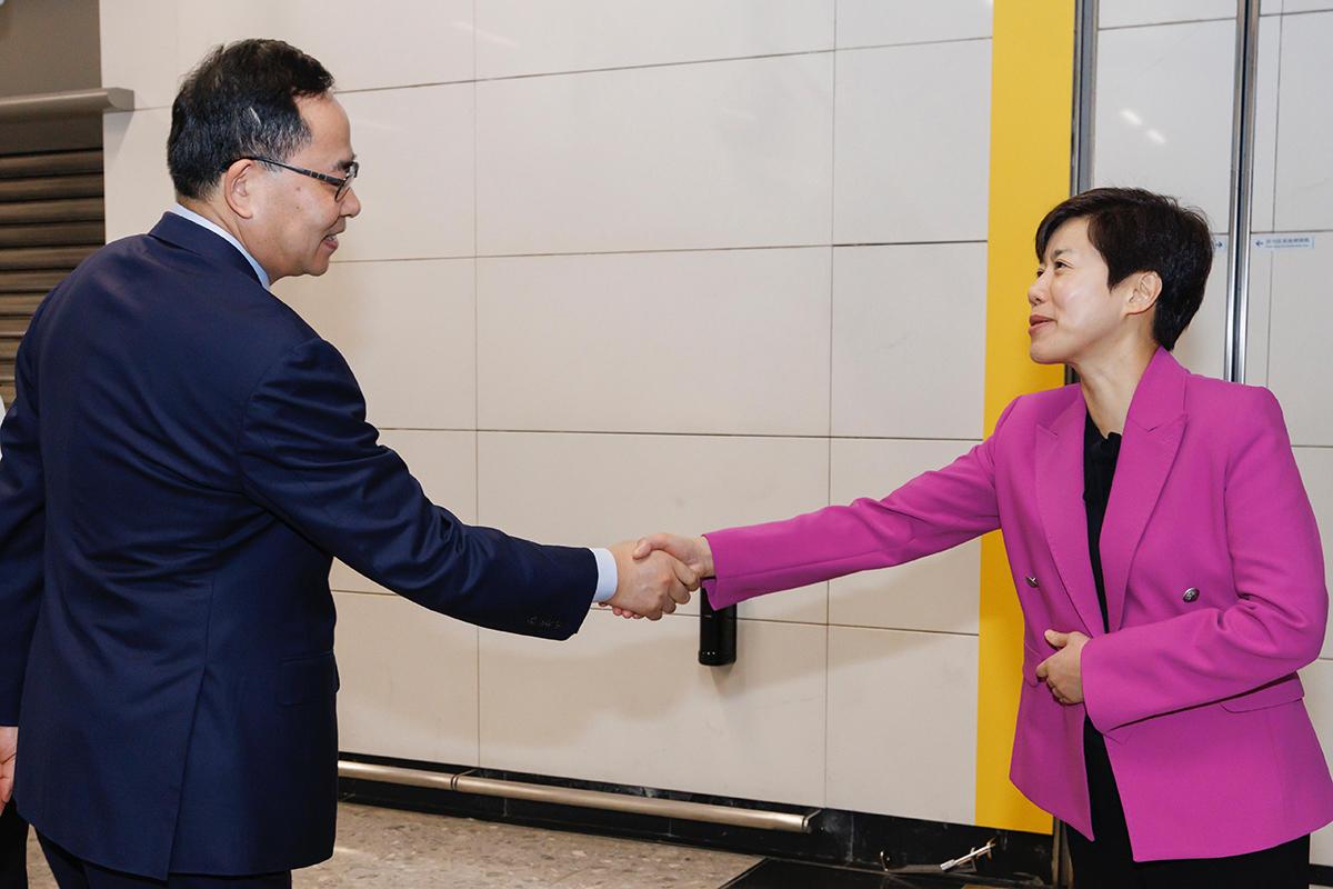 何珮珊(右)今日與鄭巨剛(左)會面。(政府新聞處)