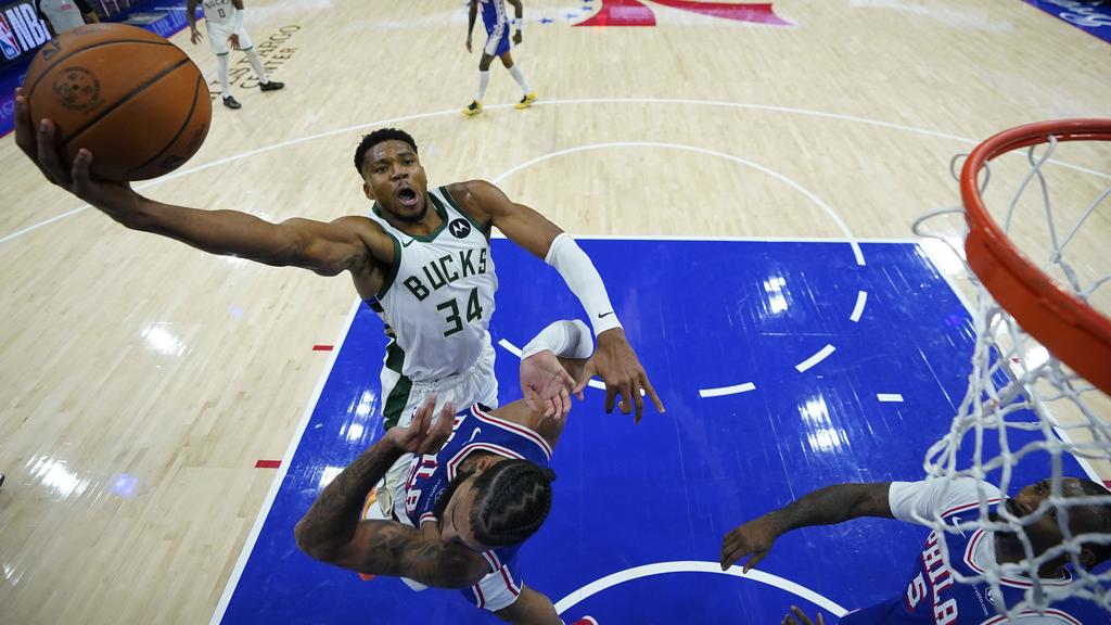 安迪杜甘普為公鹿攻入25分，帶領球隊首戰輕取陣容不整的76人。(美聯社)