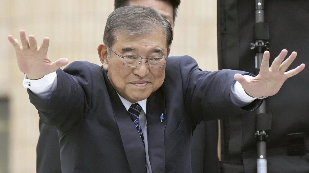 石破茂周六在東京作選前最後拉票。(美聯社)