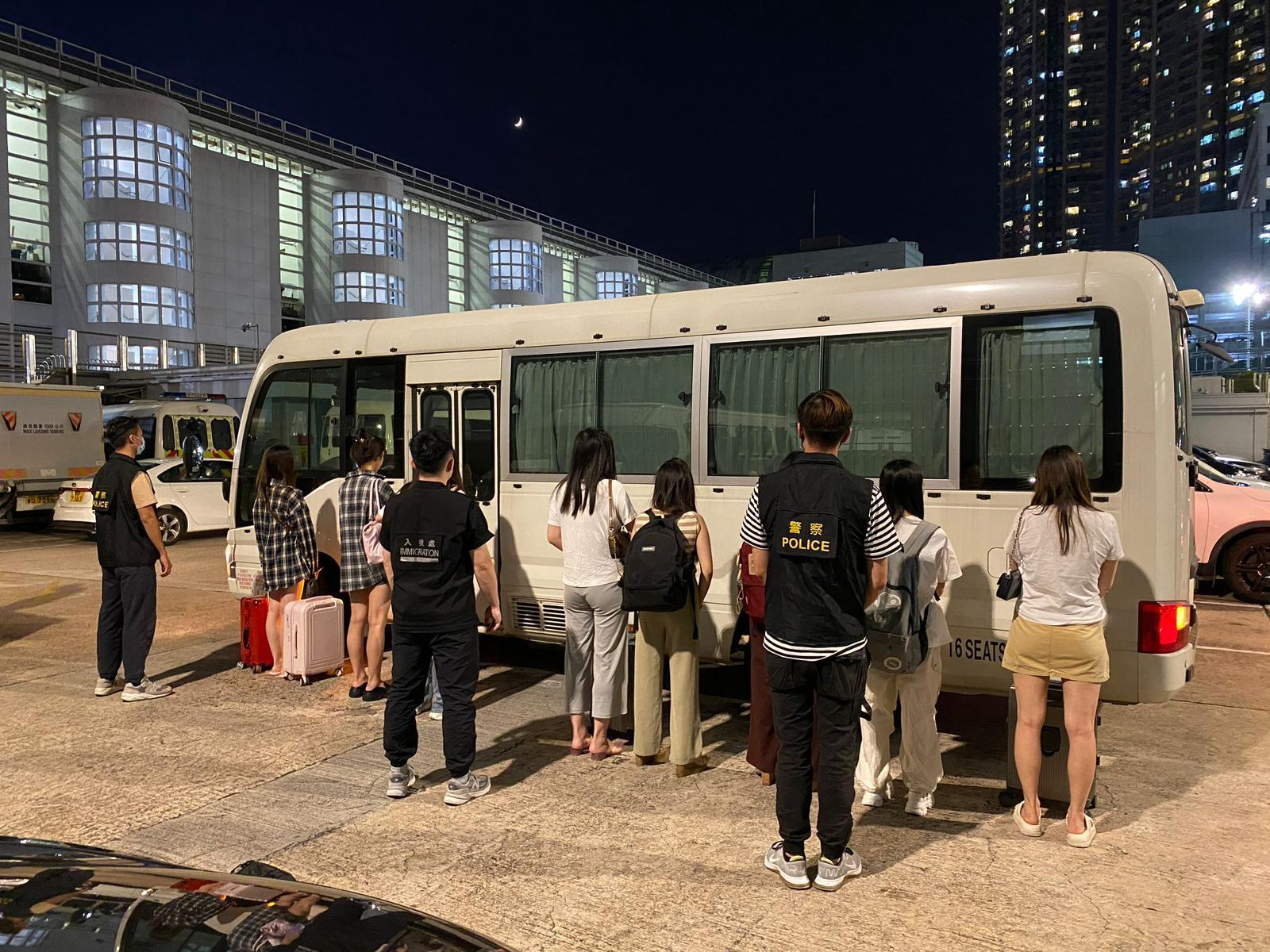 油尖警區聯同入境事務處人員區內反黑工及非法入境者，26人被捕。(警方圖片)