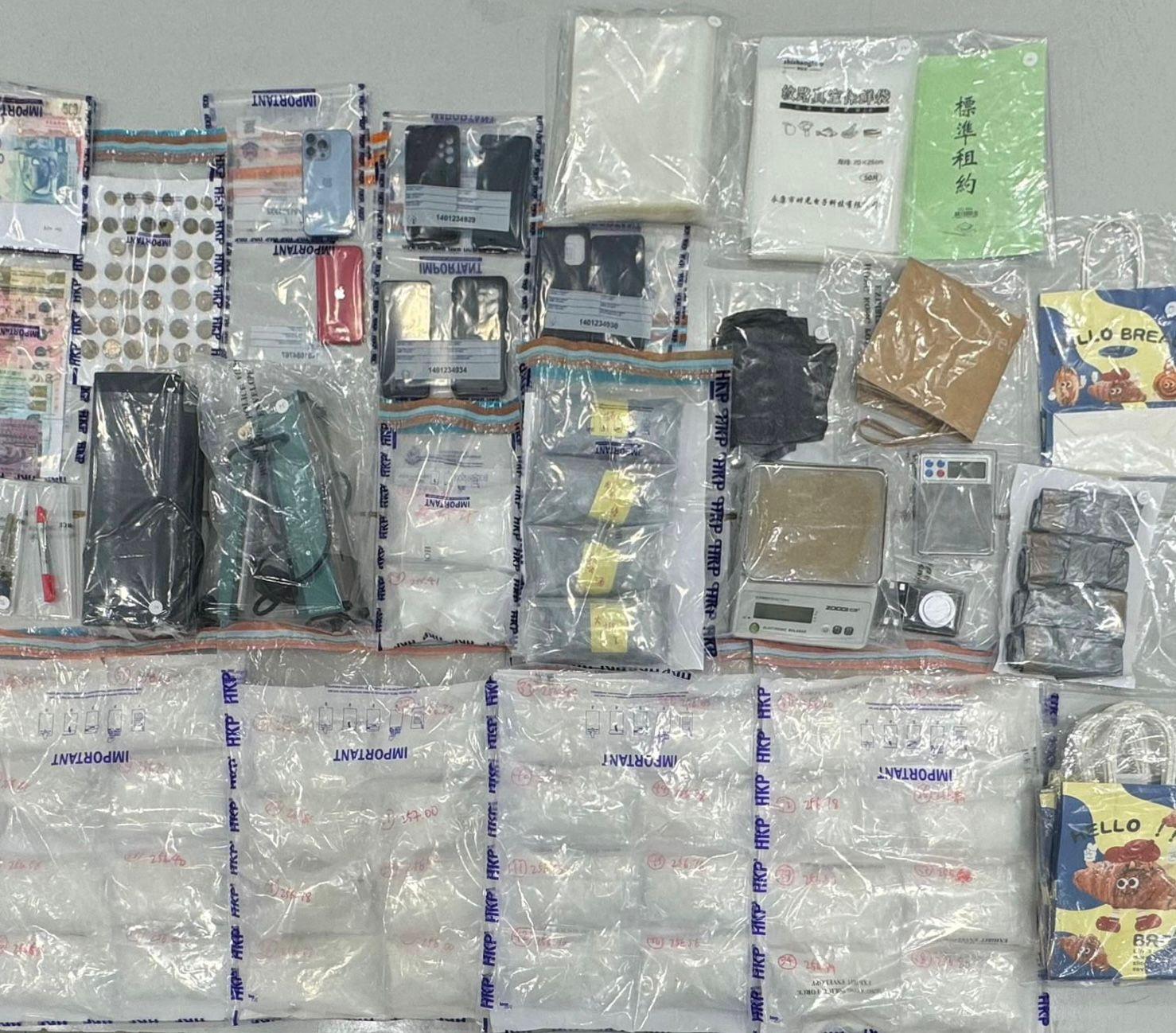元朗俊賢坊檢獲約9.7公斤懷疑氯胺酮和一批毒品包裝工具，總市值約465萬元。(警方圖片)