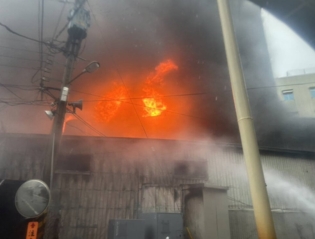  屏東縣一間醫院發生大火。 (網上圖片)