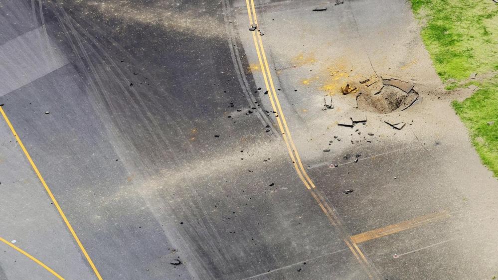 日本宮崎機場滑行道疑一枚藏在地底的戰時炸彈發生爆炸。(網上圖片)