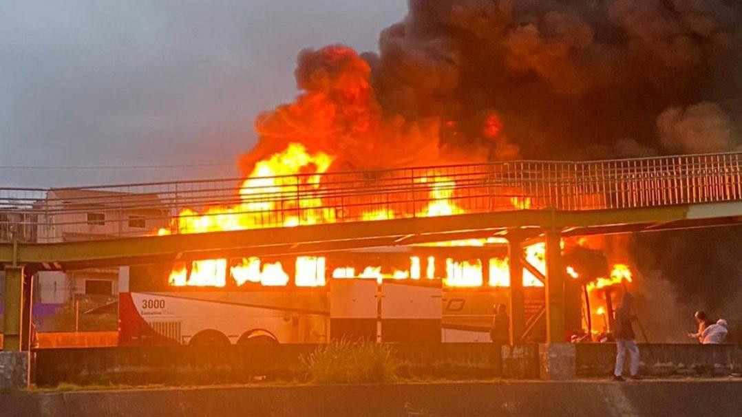 接載球迷的巴士在焚燒。(網上圖片)