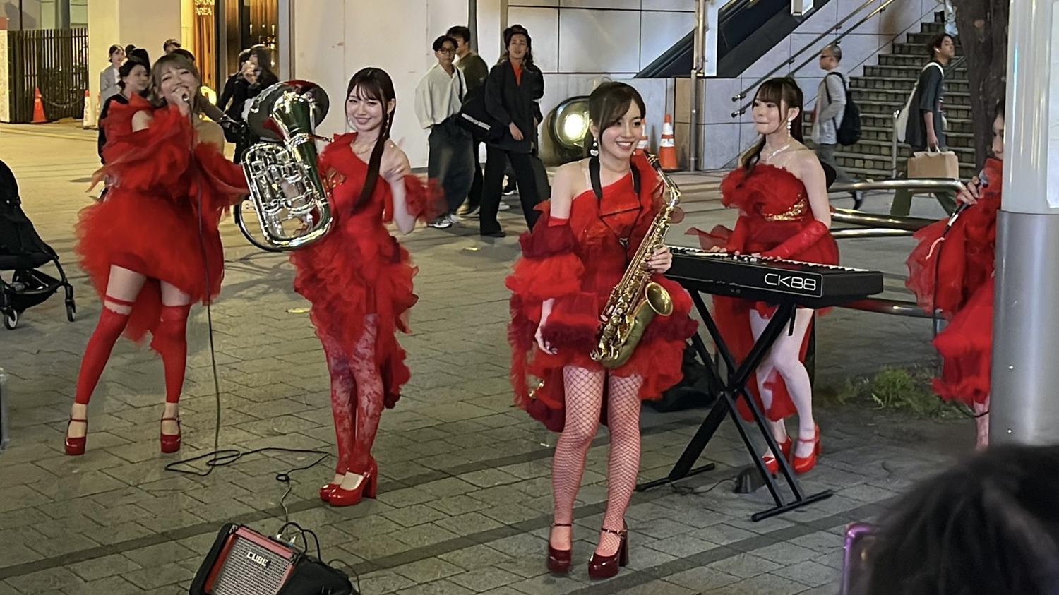 日本女子組合CiON在5月於新宿街頭演出遭檢控，令團體被迫休團。(X)