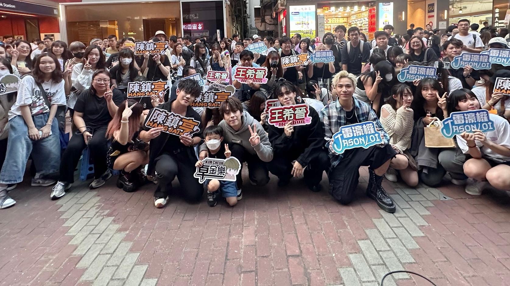 ROVER成軍後首次busking  高溫下逾百人圍觀撐場