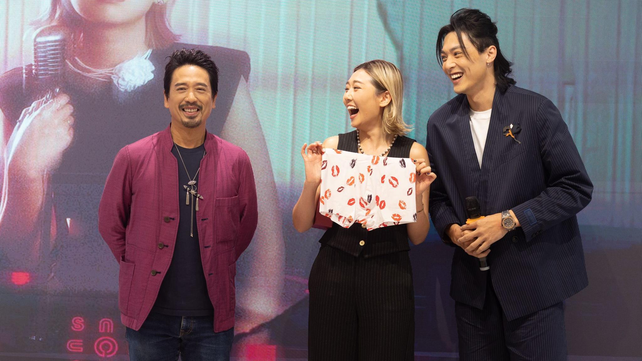 李然新歌發布會獲郭偉亮力撐 MV男主角謝高晉贈唇印內褲送驚喜