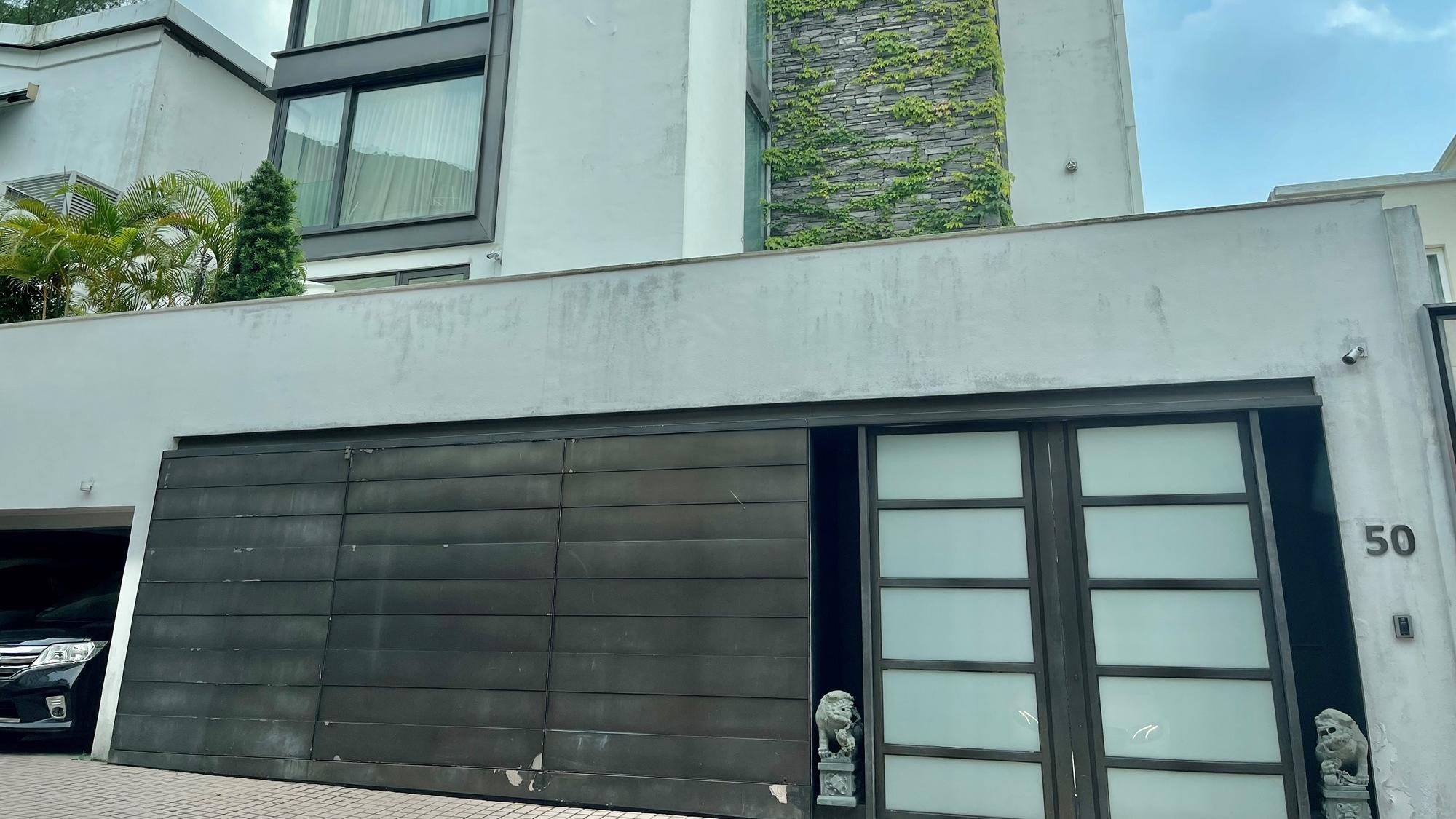 渣甸山畢拉山徑50號金碧園一幢連花園泳池的獨立洋房大宅，最新以意向價約2.3億元放售。(代理提供)