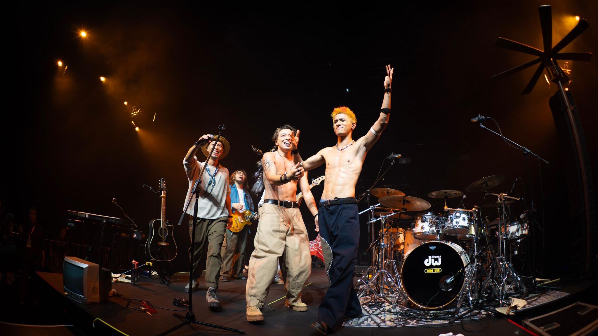 Nowhere Boys三場演唱會開鑼 Van除衫與Nate鬥腹肌