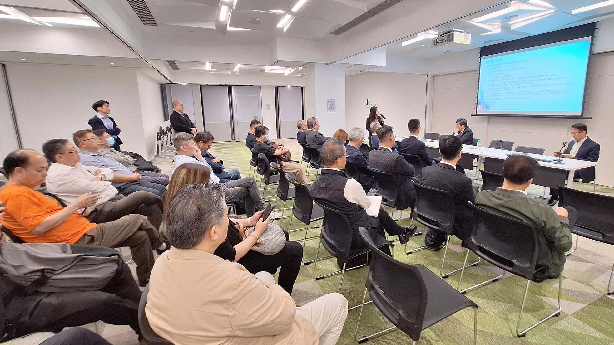 市建局夥拍香港房屋經理學會於「龍城」區試行「聯廈聯管」管理模式。(市建局)