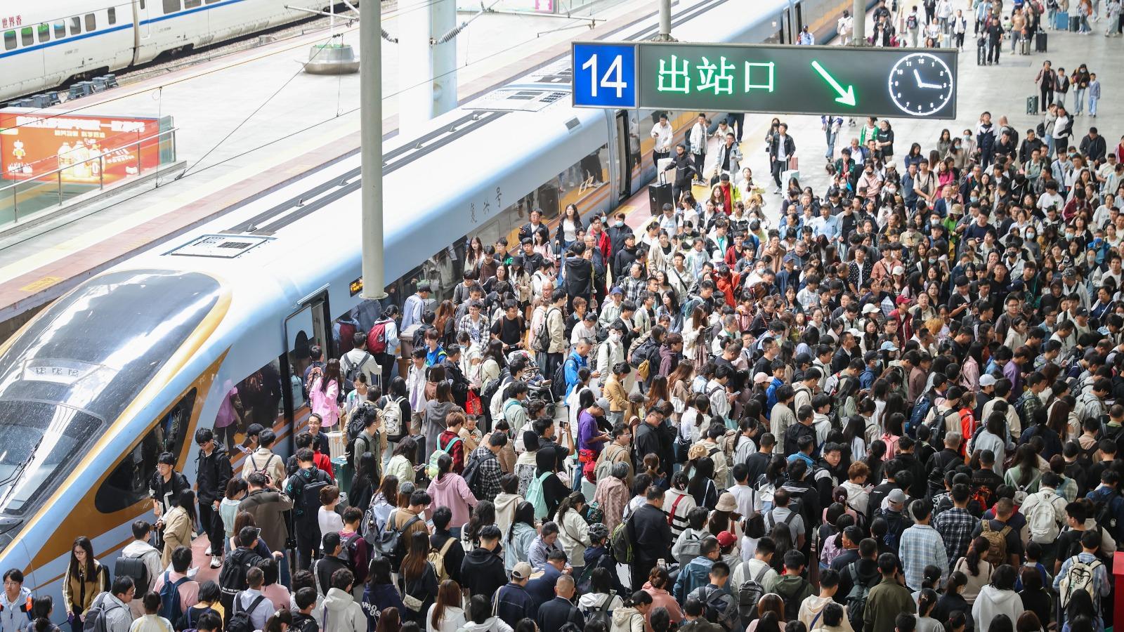 國慶75周年｜長假首日內地逾3億人次跨區域流動
