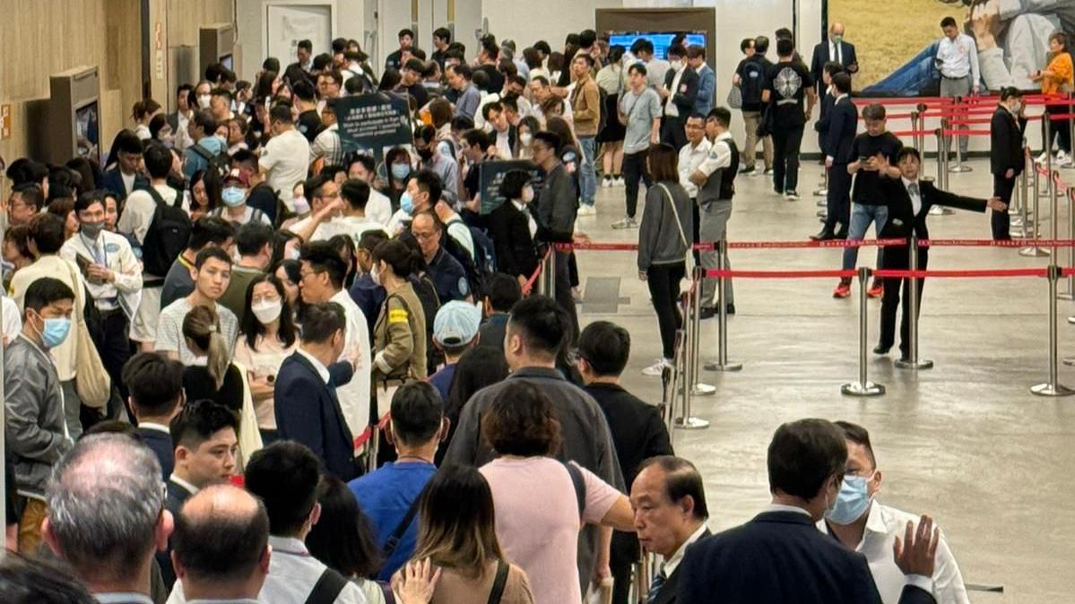 The YOHO Hub II今發售52伙接近沽清 售樓處外現人龍等揀樓｜元朗新盤