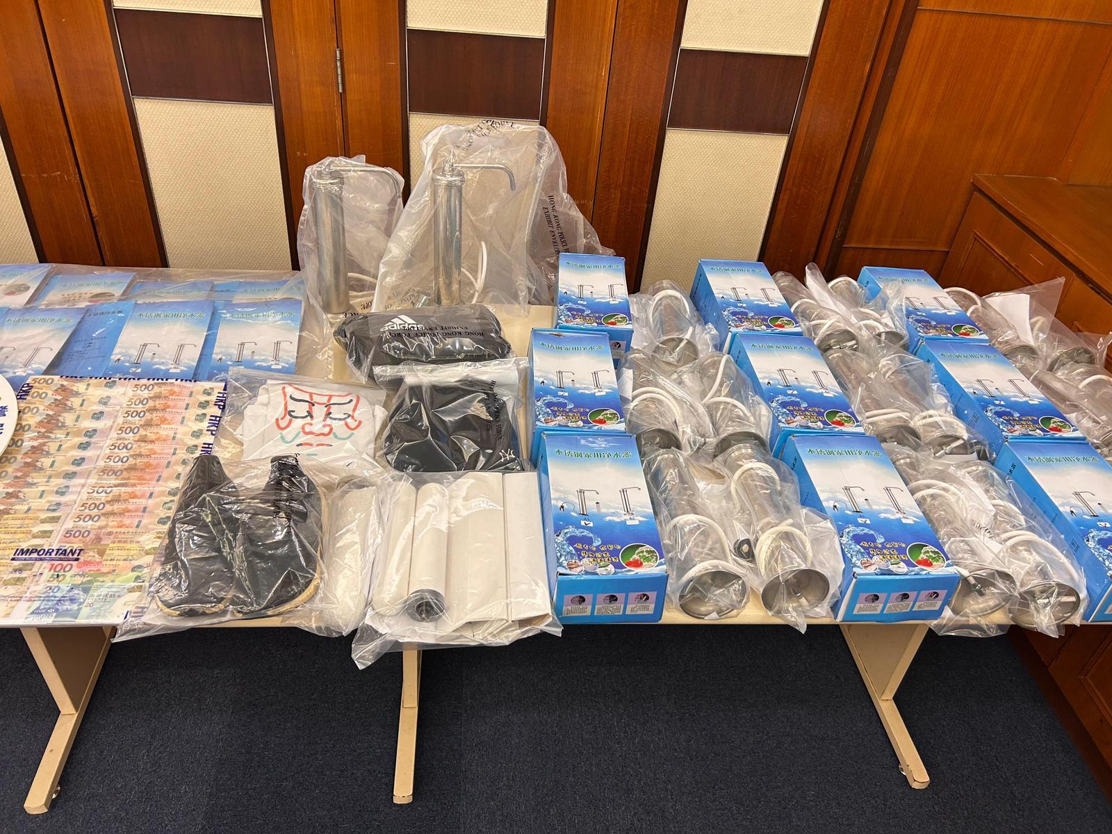 警方檢獲19支濾水器、假濾水器公司職員證、假宣傳單張、所謂「同意書」及安裝工具。