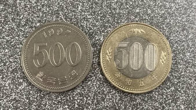 500韓圜(左)與500日圓(右)兩款硬幣十分相似，乍看之下難以分辨。(互聯網)