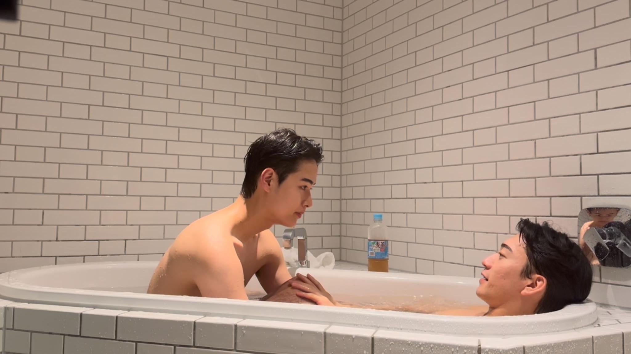 夏日咖啡男友｜DAI SHUN共浴放閃 拍拖來港透露行蹤 