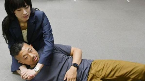 梁果琳在表揚儀式上示範當日如何鎖頸制服便利店搶匪。(互聯網)