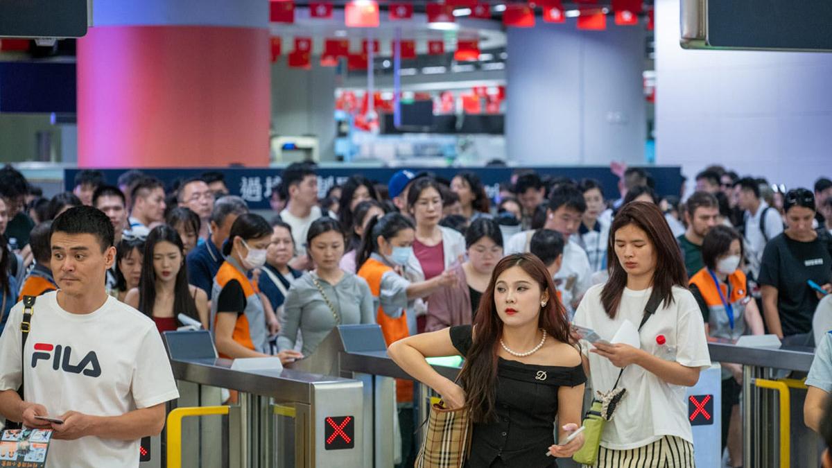 十一黃金周首日，西九龍高鐵站有大批內地旅客抵港。(陳奕釗攝)