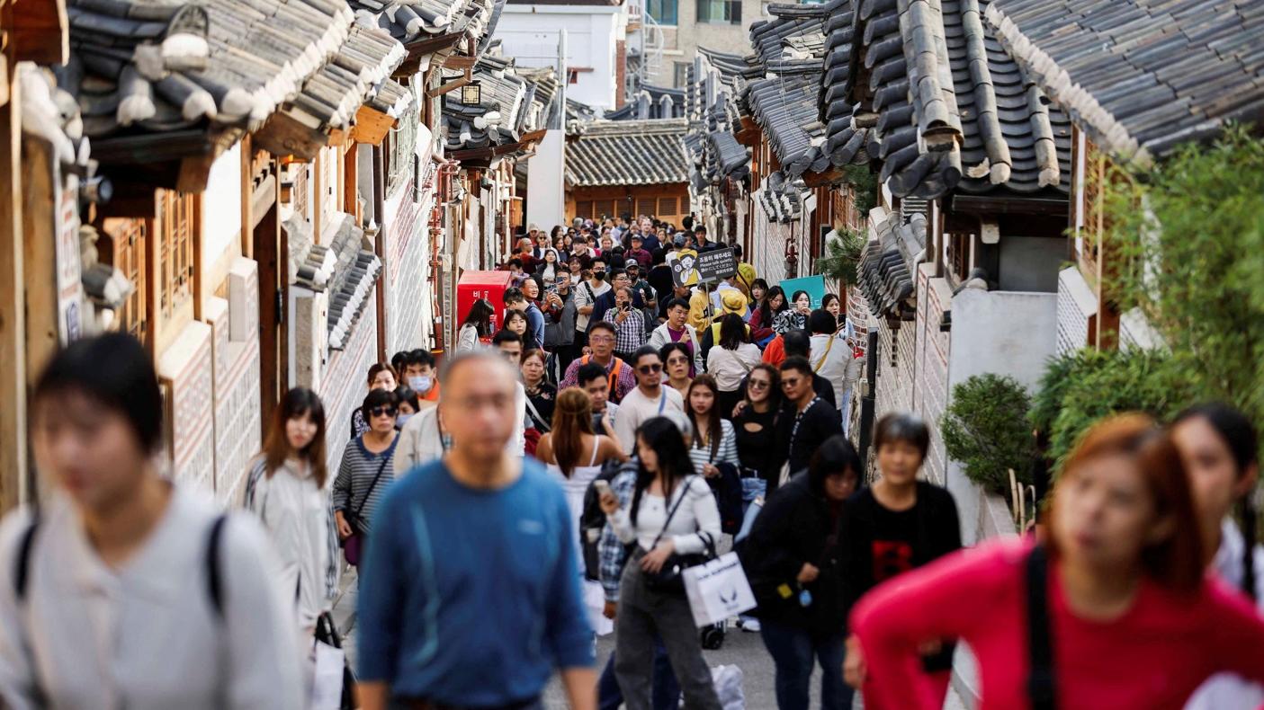 遊客擠滿北村韓屋村狹窄的巷弄。(路透社)