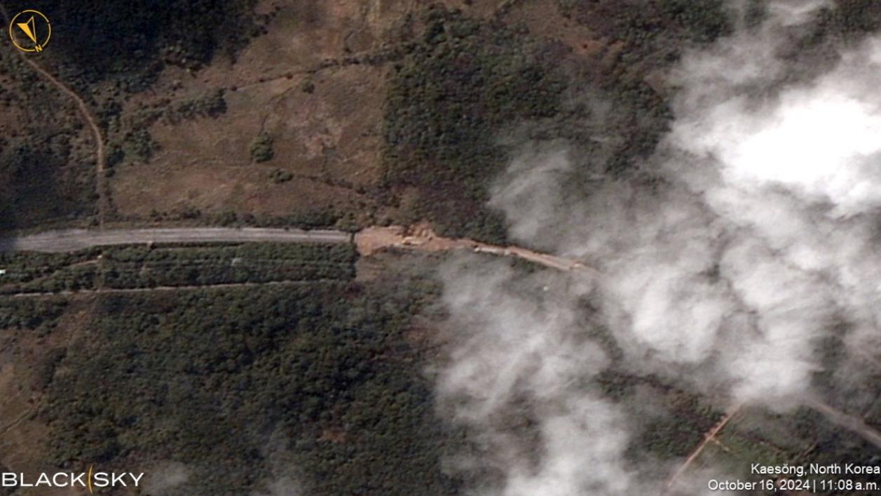 北韓炸毀連接南韓的京義線、東海線部分路段和鐵路後拍到的衛星圖片。(資料圖片)