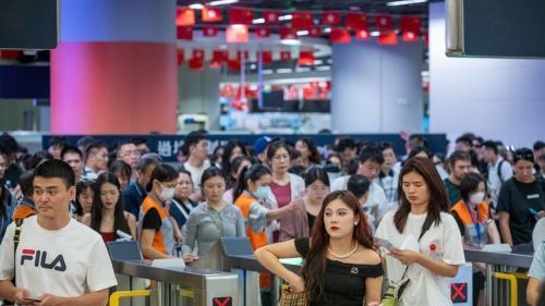 據中原最新數據指，今年首3季平均每名內地客已花費1,100萬元入市本港住宅物業，量和價均較去年同期急升。(資料圖片)