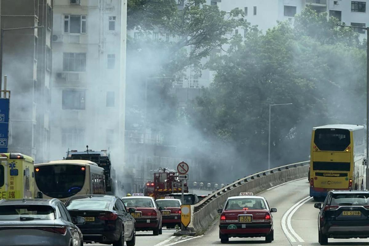 窩打老道有垃圾車雜物起火。(FB群組「馬路的事 (即時交通資訊台)」)