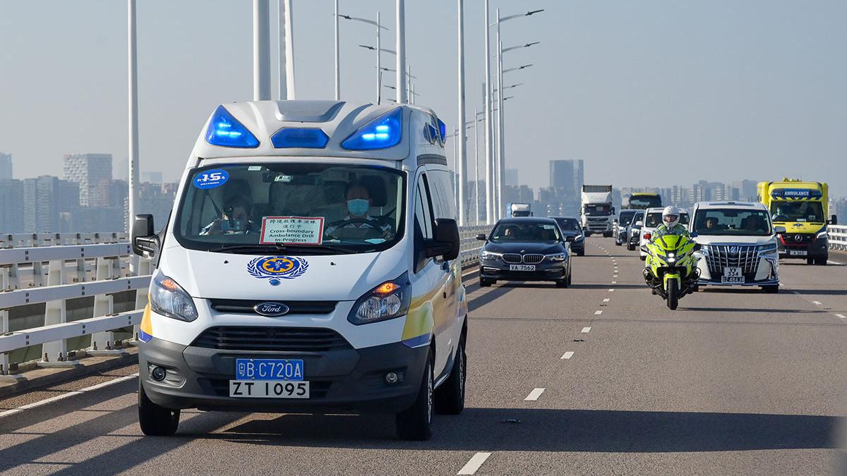 深圳救護車在本港警方護送下駛經深圳灣公路大橋。(政府新聞處)