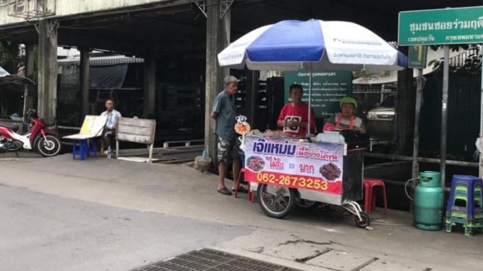 街邊小販是曼谷的特色，但為了保障行人和交通安全，市政府加強管理小販。(資料圖片)