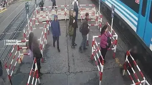 阿根廷低頭族過平交道唔睇車　輾過前及時退後保命（有片）