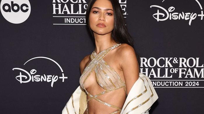 Zendaya穿23年前性感裙向雪兒致敬