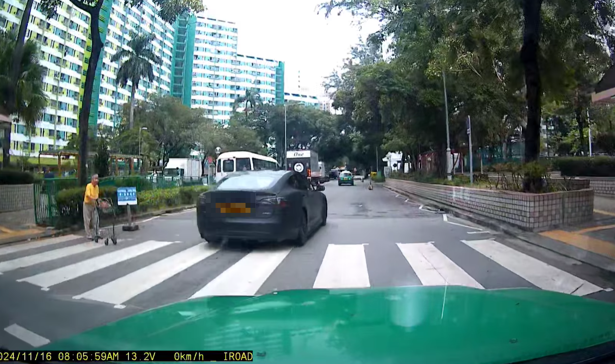 車Cam直擊｜老婦斑馬線過路 屯門Tesla照衝險撞人 74歲司機被票控 (網上影片截圖)