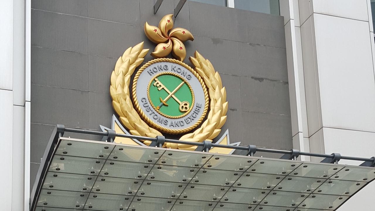 海關長沙灣搗私煙倉檢75萬元貨 44歲女子被捕