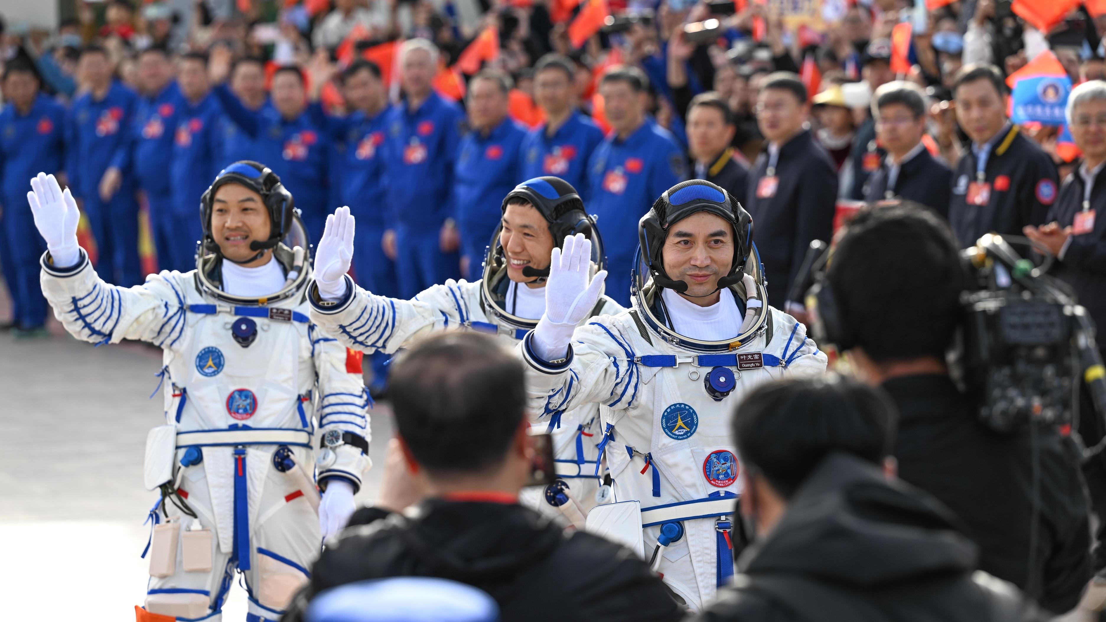 中國航天｜神十八乘組返回地球 料周一1時許抵東風著陸場