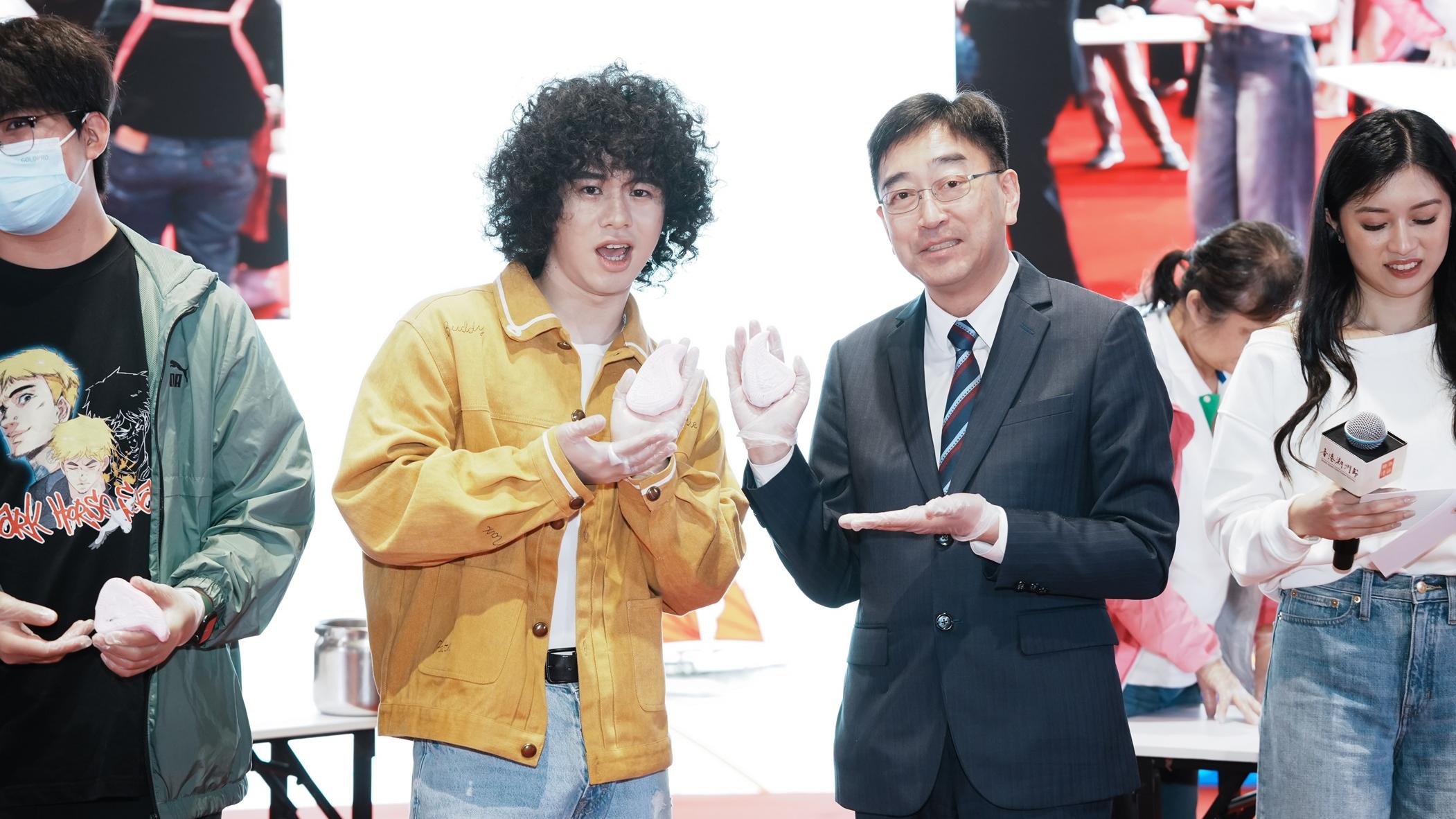 曾比特與一眾「爆炸頭」唱《一生何求》 獲高永文親授整「粿」秘訣