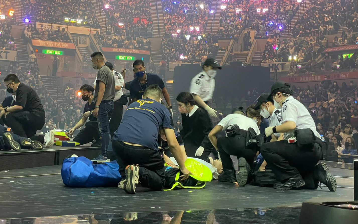 MIRROR演唱會前年發生嚴重意外，舞台上電視屏幕從高處墮下，造成2名舞蹈員受傷。 (資料圖片)