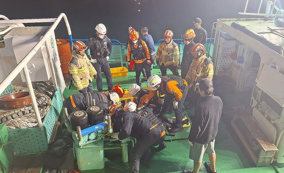 南韓發生漁船沉沒事故，至少2人死亡，12人失蹤。總統尹錫悅指示有動員一切可用資源，竭盡全力進行搜救工作，並確保搜救人員安全。 (韓聯社)