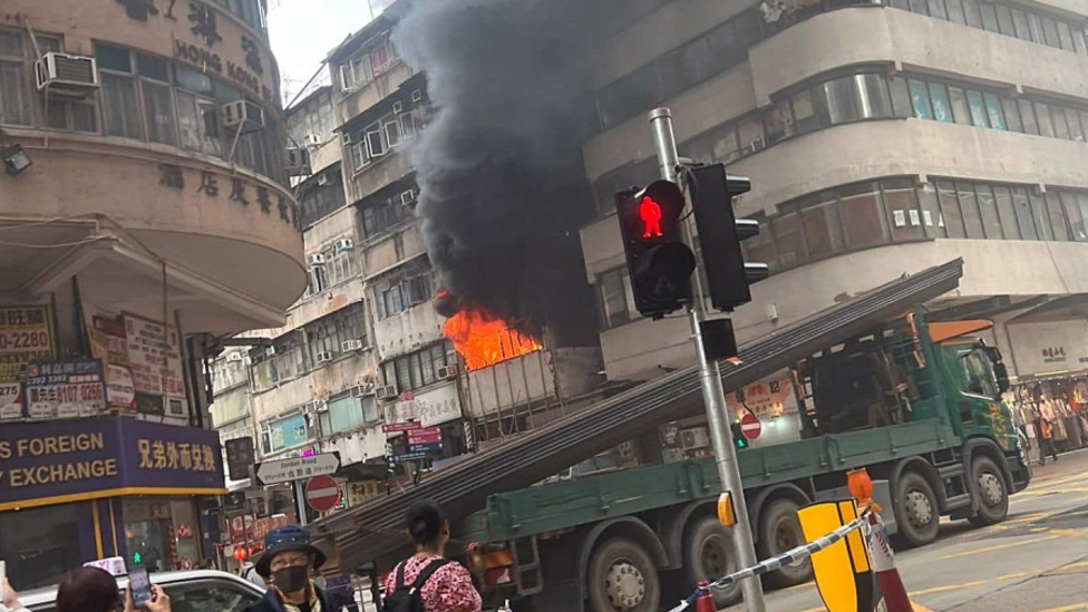 油麻地佐敦道37C至37D號一低層單位發生火警，火舌及大量濃煙由窗戶湧出 (網上圖片)