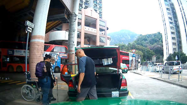 的士司機下車協助伯伯收好輪椅。(FB「 車Cam L」群組)
