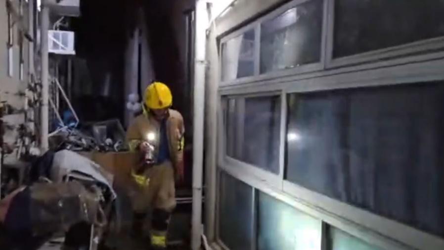 沙田李屋村村屋拖板短路起火，婦夫救火不果燒傷送院。(電視截圖)